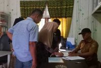 Keluarga Supardi saat memberikan keterangan terkait sengketa akses jalan di hadapan Pemerintah Desa Ramanglasa, Gowa.