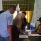 Keluarga Supardi saat memberikan keterangan terkait sengketa akses jalan di hadapan Pemerintah Desa Ramanglasa, Gowa.