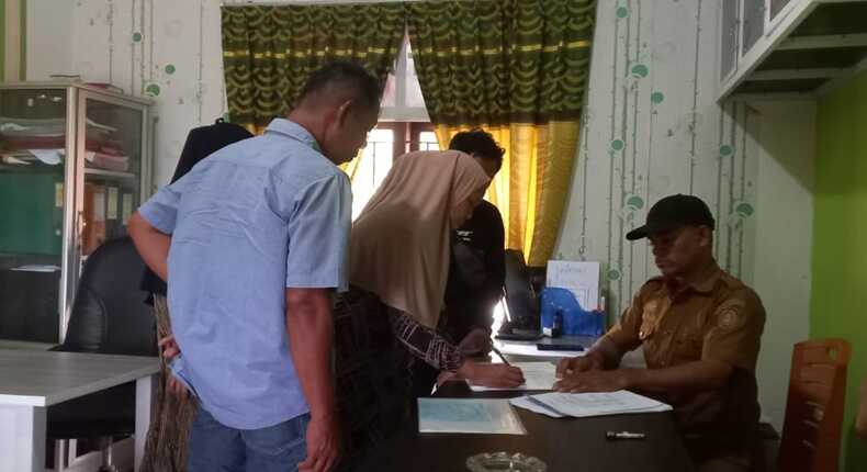 Keluarga Supardi saat memberikan keterangan terkait sengketa akses jalan di hadapan Pemerintah Desa Ramanglasa, Gowa.