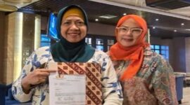 Dr. Susilawati Sofyan (kanan) bersama Sastri Bakry usai penyerahan undangan penghargaan RMI.