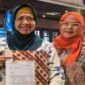 Dr. Susilawati Sofyan (kanan) bersama Sastri Bakry usai penyerahan undangan penghargaan RMI.
