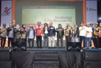 Menteri Kebudayaan Fadli Zon (tengah) berpose bersama dengan para tokoh dan komunitas sastra dari seluruh penjuru tanah air