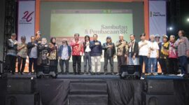 Menteri Kebudayaan Fadli Zon (tengah) berpose bersama dengan para tokoh dan komunitas sastra dari seluruh penjuru tanah air