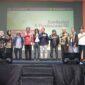 Menteri Kebudayaan Fadli Zon (tengah) berpose bersama dengan para tokoh dan komunitas sastra dari seluruh penjuru tanah air