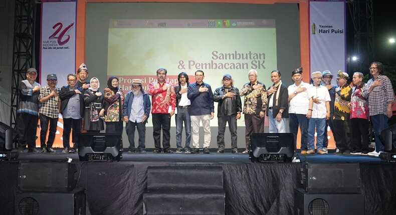 Menteri Kebudayaan Fadli Zon (tengah) berpose bersama dengan para tokoh dan komunitas sastra dari seluruh penjuru tanah air