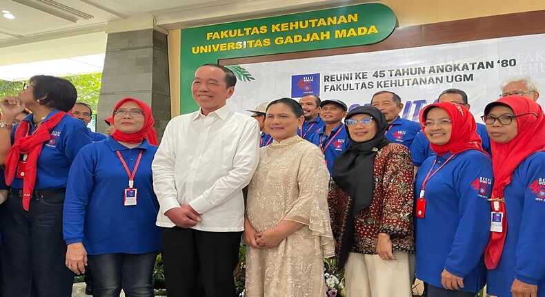 Jokowi saat menghadiri reuni Fakultas Kehutanan UGM yang ke-45 (X/Twitter)
