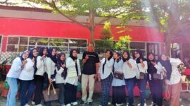 Komunitas Bunda Pustaka SDN Borong Makassar berpose bersama dengan seorang tokoh penggerak literasi Rusdin Tompo 