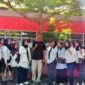 Komunitas Bunda Pustaka SDN Borong Makassar berpose bersama dengan seorang tokoh penggerak literasi Rusdin Tompo 