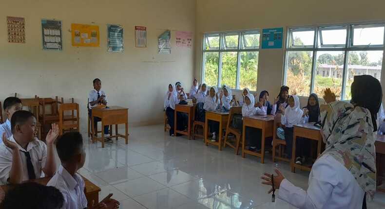 Suasana pembelajaran di salah satu ruang kelas SMP Negeri Pakkabba, Takalar.