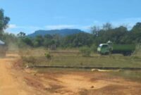 Aktivitas truk pengangkut material tambang ilegal di Moncong Loe, Kabupaten Maros, Sulawesi Selatan.