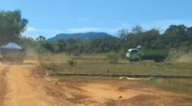 Aktivitas truk pengangkut material tambang ilegal di Moncong Loe, Kabupaten Maros, Sulawesi Selatan.