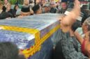 Keluarga menyambut jenazah Safaruddin, tukang ojek Gowa yang diduga dibunuh di Papua.