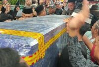 Keluarga menyambut jenazah Safaruddin, tukang ojek Gowa yang diduga dibunuh di Papua.