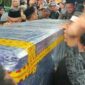 Keluarga menyambut jenazah Safaruddin, tukang ojek Gowa yang diduga dibunuh di Papua.