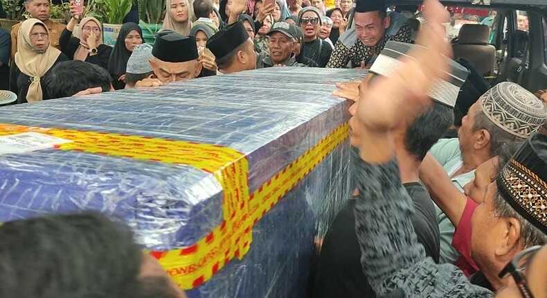 Keluarga menyambut jenazah Safaruddin, tukang ojek Gowa yang diduga dibunuh di Papua.