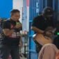 Udhin Leaders (kiri) saat ikut bernyanyi dengan seorang pengamen (kanan) yang menyanyikan lagu Salimu Naraka