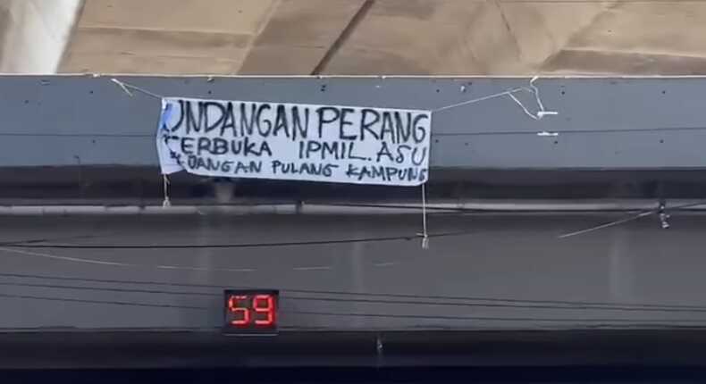 Spanduk “Undangan Perang Terbuka IPMIL ASU, Jangan Pulang Kampung” Terpajang di Fly Over Makassar