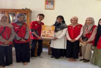 Mahasiswa KKN-T Unhas Gelombang 114 berfoto bersama usai menyerahkan poster edukasi sebagai bagian dari program Pojok Edukasi di Desa Garuntungan, Bulukumba.