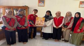 Mahasiswa KKN-T Unhas Gelombang 114 berfoto bersama usai menyerahkan poster edukasi sebagai bagian dari program Pojok Edukasi di Desa Garuntungan, Bulukumba.