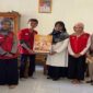 Mahasiswa KKN-T Unhas Gelombang 114 berfoto bersama usai menyerahkan poster edukasi sebagai bagian dari program Pojok Edukasi di Desa Garuntungan, Bulukumba.