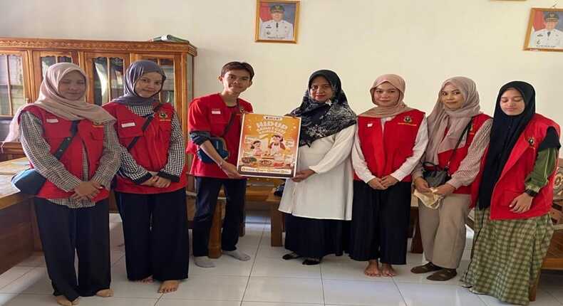 Mahasiswa KKN-T Unhas Gelombang 114 berfoto bersama usai menyerahkan poster edukasi sebagai bagian dari program Pojok Edukasi di Desa Garuntungan, Bulukumba.
