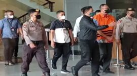 Rafael memakai baju orange dengan tangan di borgol