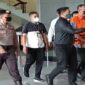 Rafael memakai baju orange dengan tangan di borgol