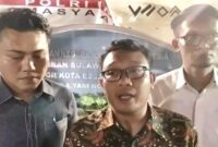 Advokat Wawan Nur Rewa (tengah) saat dimintai keterangan oleh media di Polrestabes Makassar.