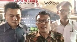Advokat Wawan Nur Rewa (tengah) saat dimintai keterangan oleh media di Polrestabes Makassar.