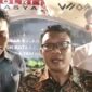 Advokat Wawan Nur Rewa (tengah) saat dimintai keterangan oleh media di Polrestabes Makassar.