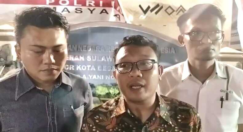 Advokat Wawan Nur Rewa (tengah) saat dimintai keterangan oleh media di Polrestabes Makassar.