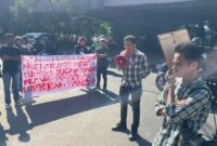 Aktivis dari Koalisi Lintas Lembaga saat aksi demonstrasi di depan Kejati Sulsel