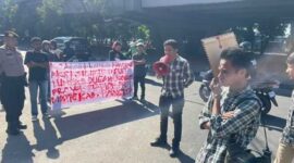 Aktivis dari Koalisi Lintas Lembaga saat aksi demonstrasi di depan Kejati Sulsel