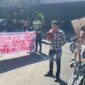Aktivis dari Koalisi Lintas Lembaga saat aksi demonstrasi di depan Kejati Sulsel