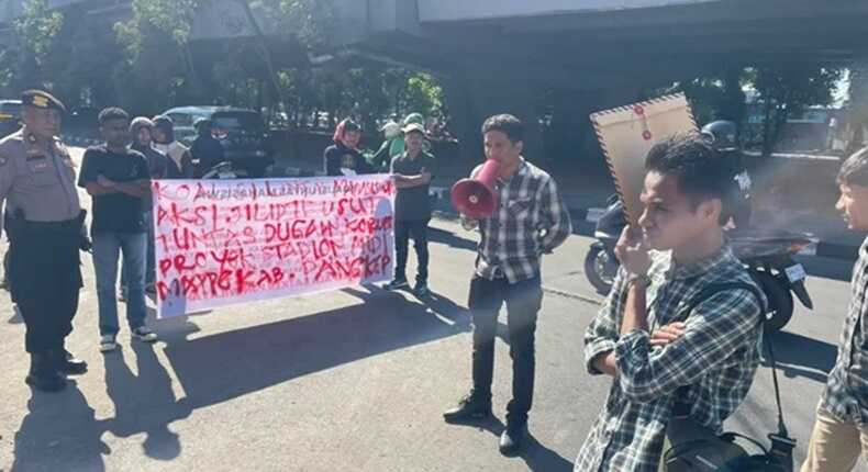 Aktivis dari Koalisi Lintas Lembaga saat aksi demonstrasi di depan Kejati Sulsel