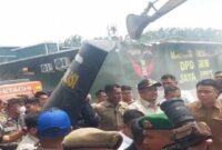 Bobby Nasution saat memimpin pembongkaran Diskotek Marcopolo