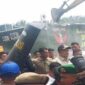 Bobby Nasution saat memimpin pembongkaran Diskotek Marcopolo 