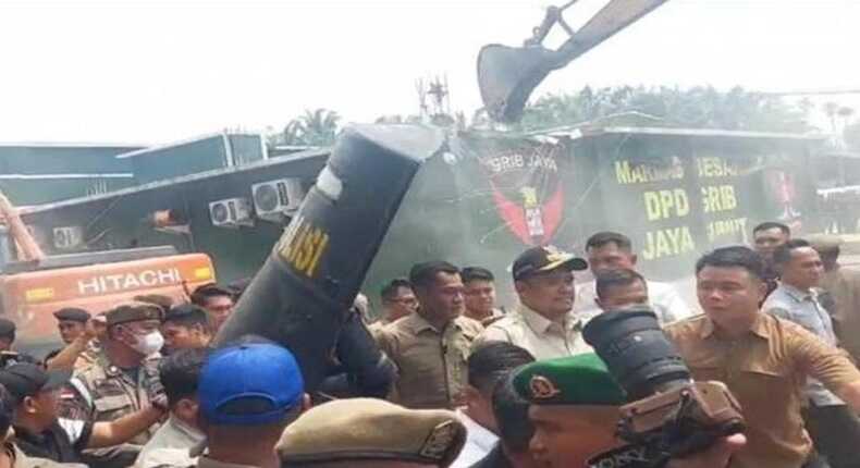 Bobby Nasution saat memimpin pembongkaran Diskotek Marcopolo