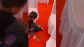 Foto tangkapan layar video - seorang bocah pungut sisa makanan pejabat