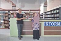 Tokoh penggerak literasi Rusdin Tompo memperlihatkan Karya Siswi SDN Borong Makassar “Cerita Citra”