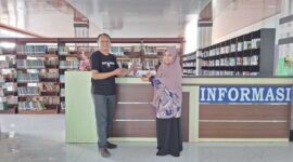 Tokoh penggerak literasi Rusdin Tompo memperlihatkan Karya Siswi SDN Borong Makassar “Cerita Citra”