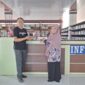 Tokoh penggerak literasi Rusdin Tompo memperlihatkan Karya Siswi SDN Borong Makassar “Cerita Citra”