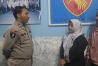 Foto momen permintaan maaf oknum polisi Briptu Afrizal (kiri) kepada guru SDN Borong Makassar, Evawaty Bahtiar (tengah), yang didampingi suaminya (kanan), di Mapolrestabes Makassar.