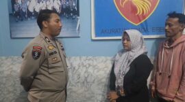 Foto momen permintaan maaf oknum polisi Briptu Afrizal (kiri) kepada guru SDN Borong Makassar, Evawaty Bahtiar (tengah), yang didampingi suaminya (kanan), di Mapolrestabes Makassar.