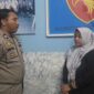 Foto momen permintaan maaf oknum polisi Briptu Afrizal (kiri) kepada guru SDN Borong Makassar, Evawaty Bahtiar (tengah), yang didampingi suaminya (kanan), di Mapolrestabes Makassar.