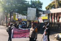 Aksi demontrasi Koalisi Pemerhati Good Corporate Governance (KP-GCG) di depan Kantor OJK Sulsel.