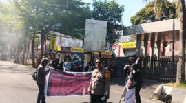 Aksi demontrasi Koalisi Pemerhati Good Corporate Governance (KP-GCG) di depan Kantor OJK Sulsel.