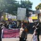 Aksi demontrasi Koalisi Pemerhati Good Corporate Governance (KP-GCG) di depan Kantor OJK Sulsel.