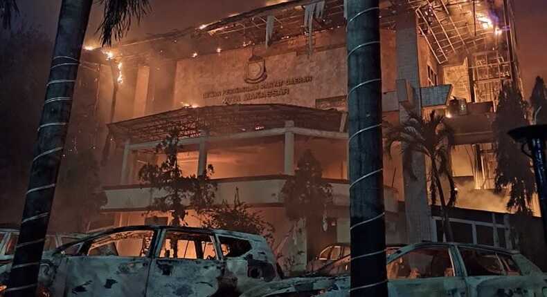 Gedung DPRD Kota Makassar dibakar demonstran