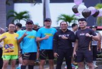 Peserta Fun Run berfoto bersama dengan Marcom Executive Swiss-Belinn Panakkukang, Ikhtiara Mahreta (kanan).